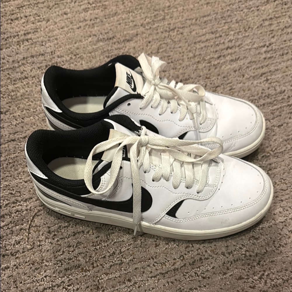 Nike White and Black Sneakers